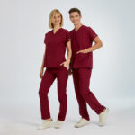 اسکراب پزشکی زرشکی مدل دکتر گریز چیزگی با پارچه نازک، مناسب پزشکان و پرستاران