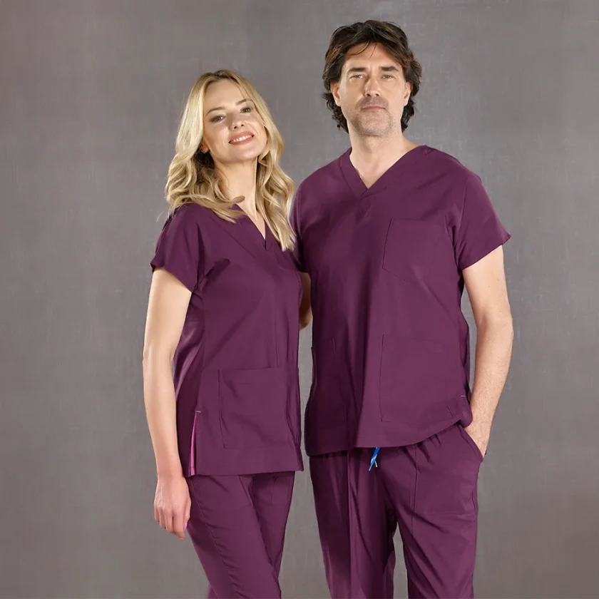 اسکراب پزشکی ارغوانی مدل دکتر گریز چیزگی | سبک، راحت، مناسب روزهای گرم اسکراب پزشکی ارغوانی مدل دکتر گریز برند چیزگی با پارچه نازک، مناسب محیط درمانی