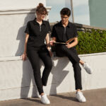 ست لباس پزشکی پولو لوکس لاکر مشکی برند چیزگی مدیکال، مناسب برای پزشکان و پرستاران