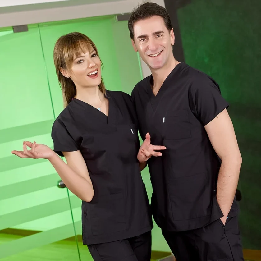 اسکراب پزشکی مشکی مدل دکتر گریز چیزگی با پارچه نازک، مناسب محیط‌های درمانی حرفه‌ای