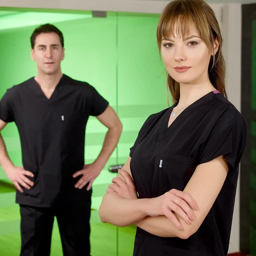 اسکراب پزشکی مشکی مدل دکتر گریز چیزگی | طراحی حرفهای با پارچه نازک و سبک اسکراب پزشکی مشکی مدل دکتر گریز چیزگی با پارچه نازک، مناسب محیطهای درمانی حرفهای