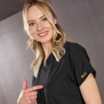 اسکراب پزشکی مشکی مدل دکتر گریز چیزگی با پارچه نازک، مناسب محیط‌های درمانی حرفه‌ای