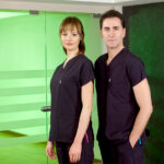 اسکراب پزشکی سرمه‌ای مدل دکتر گریز چیزگی با پارچه نازک، مناسب پزشکان و پرستاران