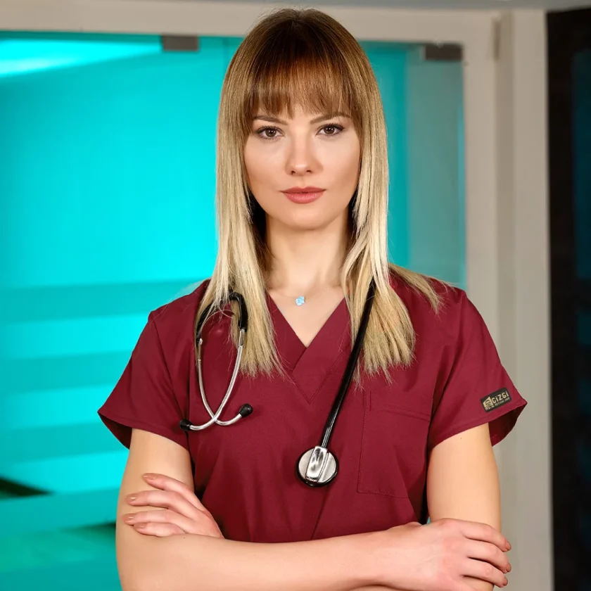 اسکراب پزشکی زرشکی مدل دکتر گریز چیزگی با پارچه نازک، مناسب پزشکان و پرستاران